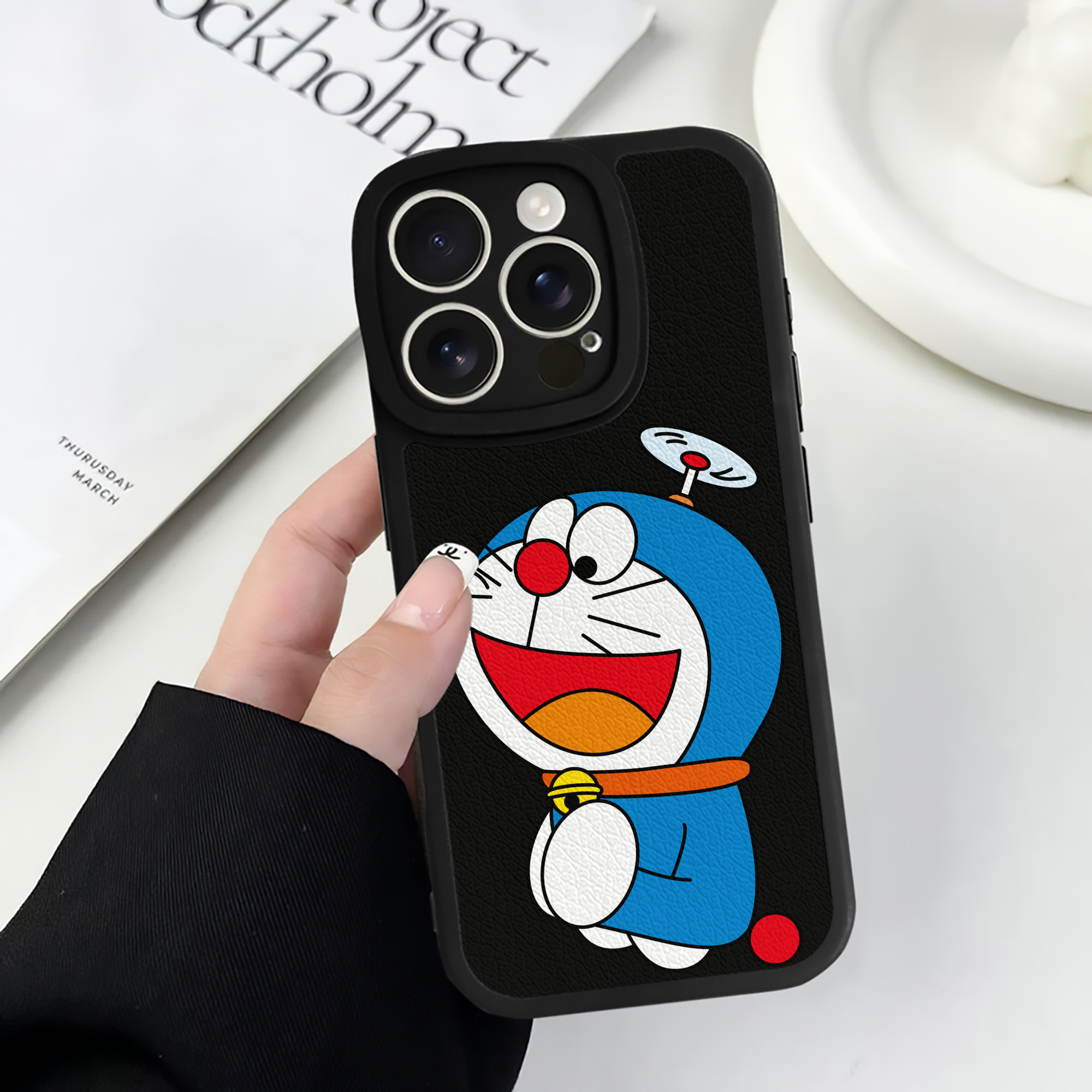 （画像用） ドラえもん Doraemon 【iPhone 16シリーズ対応】シリコンスマホケース（レザー調） 材質：シリコン